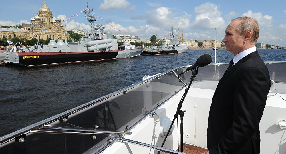 Vladimir Putin em São Petersburgo no Dia da Marinha russa