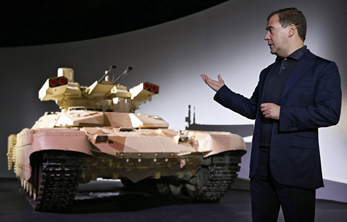 Primeiro-ministro russo Dmitry Medvedev discursando durante a apresentação do carro de combate de apoio Terminator-2