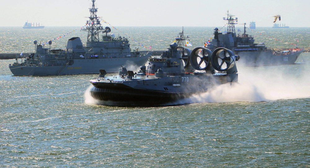 O pequeno aerodeslizador Yevgeny Kocheshkov (frente) durante o ensaio da parada do Dia da Marinha russa no canal marítimo de Baltiysk.