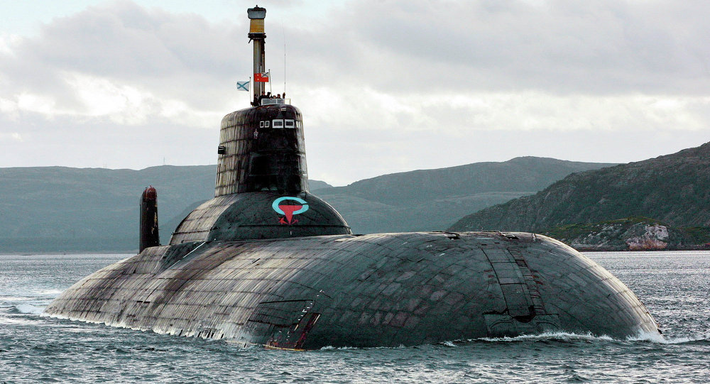 Um dos maiores submarinos nucleares russos construídos ainda na época da União Soviética é o Typhoon (Akula), que continua a ser o maior do mundo com cerca de 25.000 toneladas métricas (27.500 toneladas). Visto de frente no Mar de Barents, Ártico russo, nesta fotografia de setembro de 2001