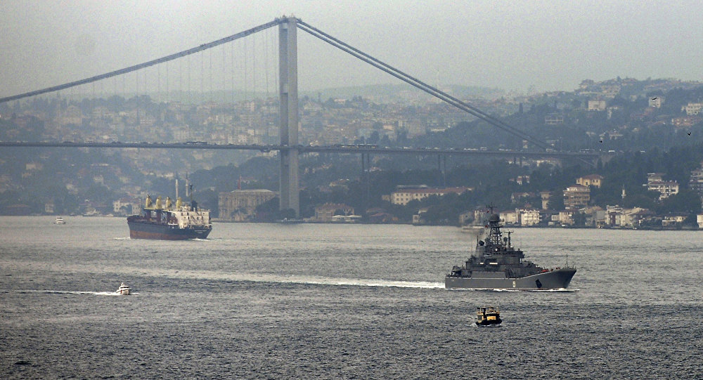 Navio militar russo passa pelo esterito do mar Negro do Bósforo em direção do mar Mediterrâneo, 6 de outubro de 2015