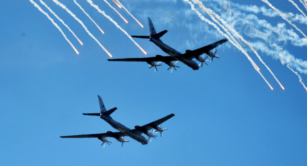 Bombardeiros estratégicos Tu-95 da Força Aérea russa ensaiam a parada militar dedicada aos 70 anos da vitória na Segunda Guerra Mundial