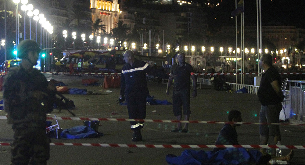 Em Nice, um caminhão atropelou uma multidão de pessoas que olharam nos fogos de artifício em homenagem ao feriado nacional da França - Dia da Tomada de Bastilha.