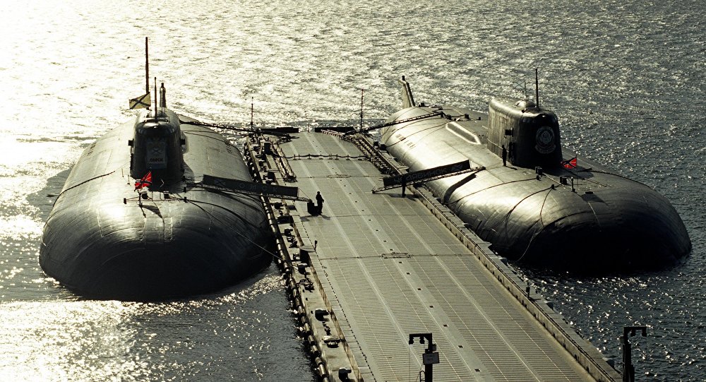 Dois submarinos nucleares russos perto de ponte-cais (foto de arquivo)