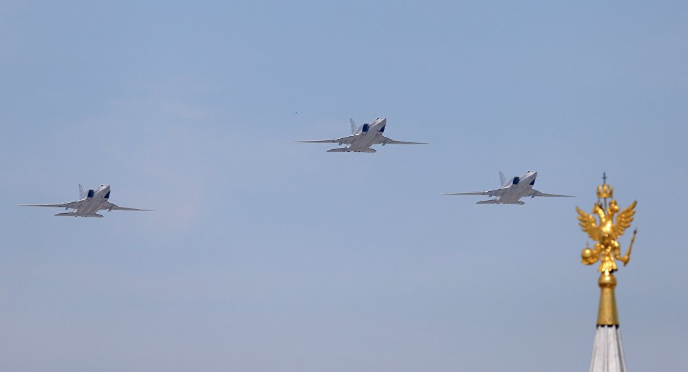 Bombardeiros russos de longo curso Tu-22M3 desfilam durante a Parada da Vitória em Moscou, Rússia, 9 de maio de 2016