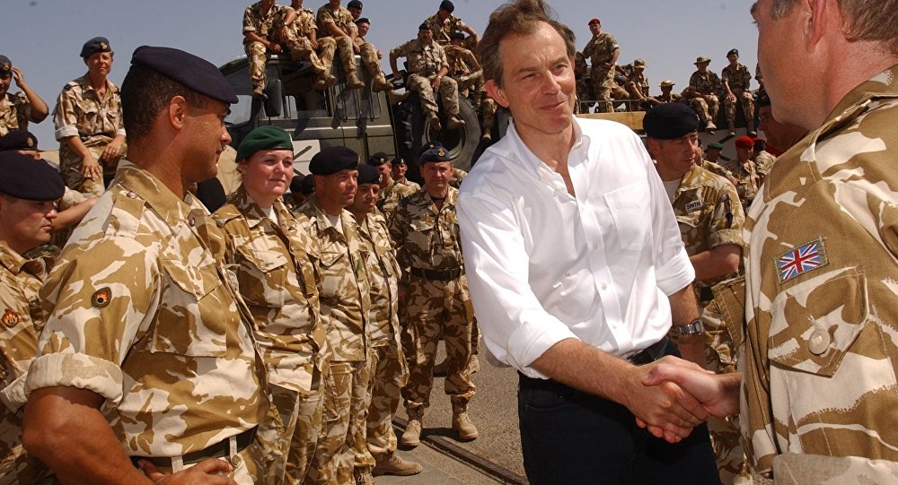 Foto de arquivo. Soldatos britânicos reunem-se com o primeiro-ministro britânico Tony Blair no Iraque. Maio, 29, 2003