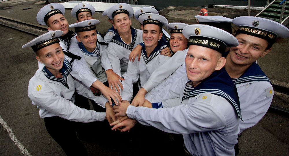 Marinheiros das frotas do Norte e do Pacífico durante a cerimônia de despedida solene do cruzador nuclear pesado Pyotr Velikiy da Frota do Norte russa, que participou nos exercícios militares Vostok-2010