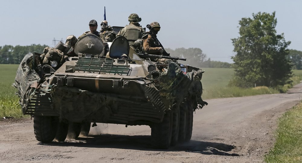 As forças da segurança ucranianas apoiadas por veículos blindados perto da cidade de Donetsk, junho de 2015