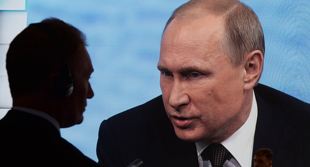 Imagem de Vladimir Putin transmitida em uma tela durante o fórum econômico SPIEF 2016