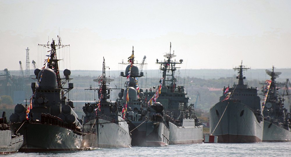 Navios da Frota do Mar Negro durante ensaio para a festa dos 70 anos da vitória sobre a Alemanha nazista.