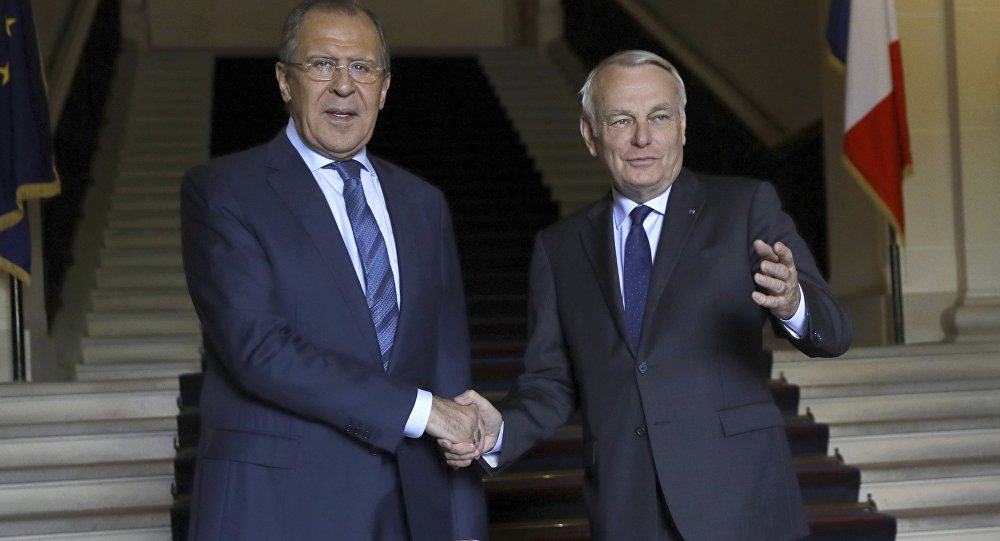 Chanceler francês Jean-Marc Ayrault (direita) com o chanceler russo Serguei Lavrov em Paris