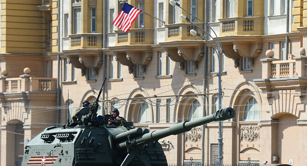 Veículo de artilharia autopropulsada Msta-S durante o ensaio final da Parada da Vitória em frente da embaixada norte-americana em Moscou, Rússia, maio de 2016