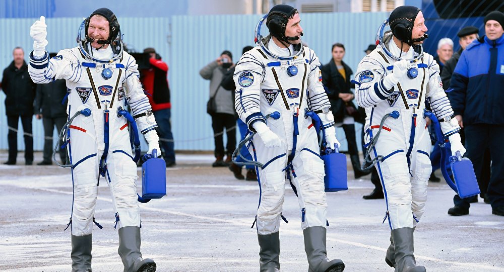 O astronauta americano Timothy Kopra, o britânico Timothy Peake e o cosmonauta russo Yuri Malenchenko no cosmódromo Baikonur. Foto de arquivo - 15 de dezembro, 2015