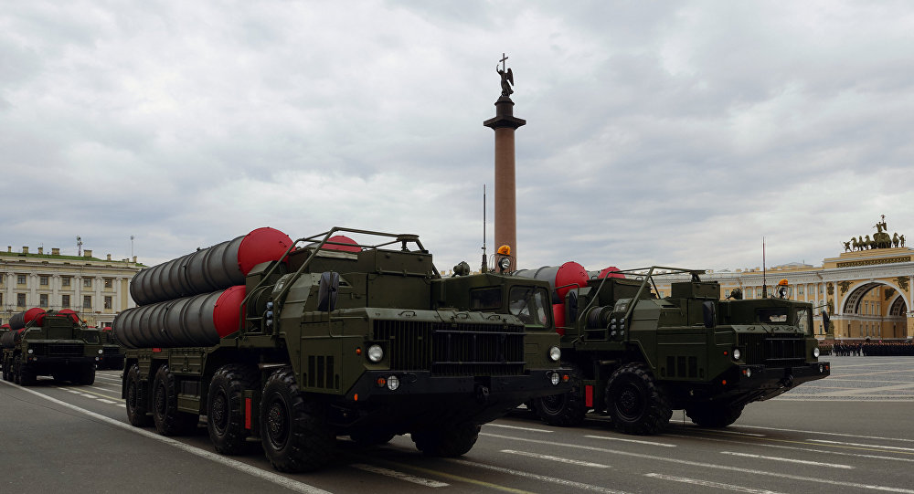 Sistemas da defesa antimíssil S-300 durante os ensaios  do desfile militar na Praça do Inverno em São Petersburgo