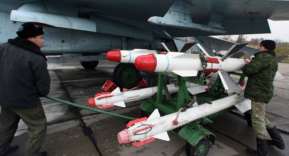 Su-27 sendo equipados com mísseis na base aérea de Chkalovsk