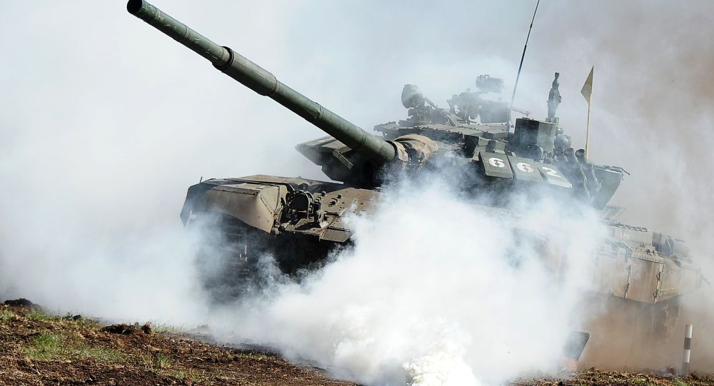 O tanque T-72 na qualificação da competição de Biatlo de Tanques 2016, na região de Chelyabinsk (Rússia)