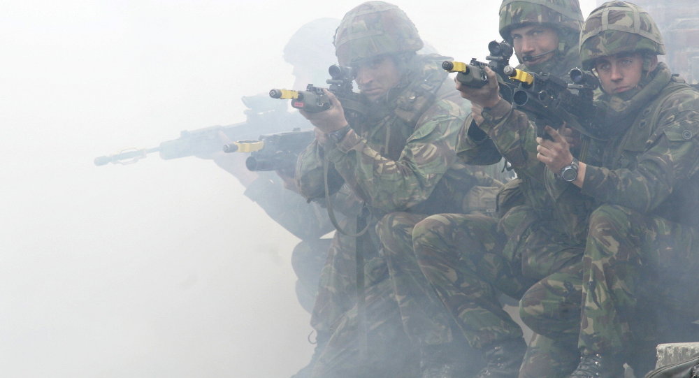 Soldados da Marinha do Reino Unido mostram métodos de combate durante exercícios da OTAN, em 16 de maio, 2007.