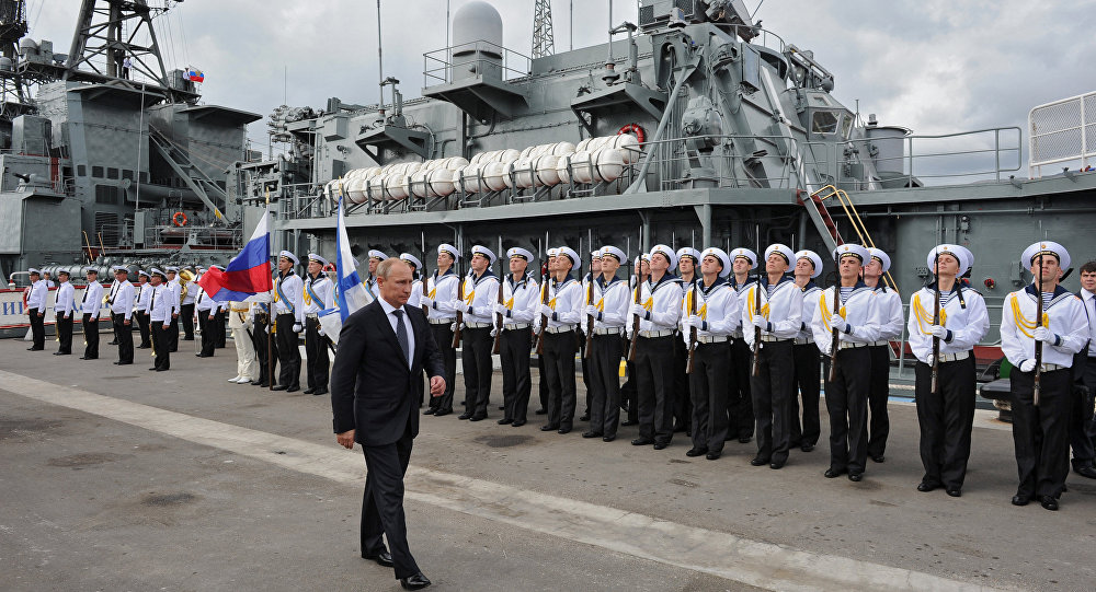 Presidente russo Vladimir Putin participa da cerimônia oficial perante o destroier Vice-admiral Kulakov em Novorossiysk, Rússia, setembro de 2014 (foto de arquivo)