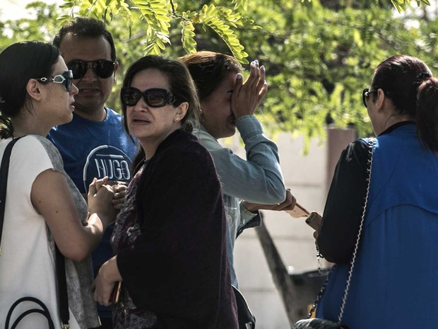 Famílias de passageiros que estavam no voo da EgyptAir no aeroporto do Cairo (Foto: Khaled Desouki / AFP Photo)