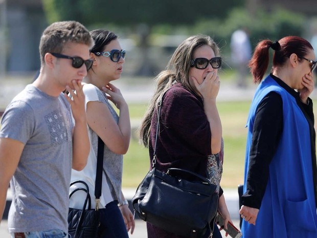 Parentes e amigos dos passageiros do voo MS804 da EgyptAir no aeroporto do Cairo, no Egito (Foto: Amr Abdallah Dalsh / Reuters)