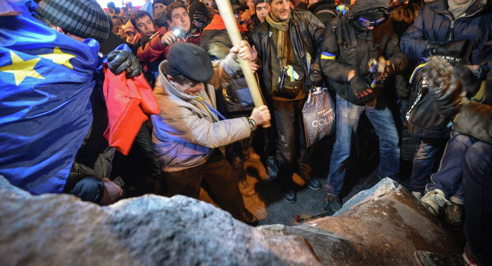 Ucranianos derrubam monumento de Lenin em Kiev