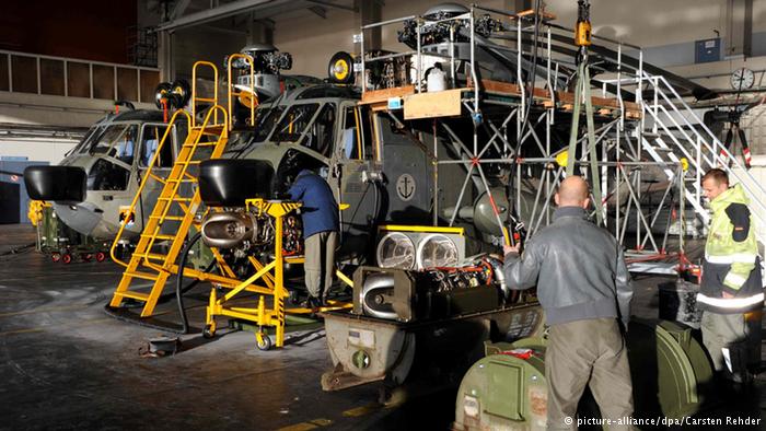 A frota de helicópteros da Bundeswehr também acusa lacunas dramáticas. Apenas dez dos 31 modernos modelos de combate Tiger estão operacionais, e dos 22 helicópteros Sea Lynx da Marinha, somente quatro ainda funcionam. Os veículos de transporte NH90 e CH53 apresentam números semelhantes.