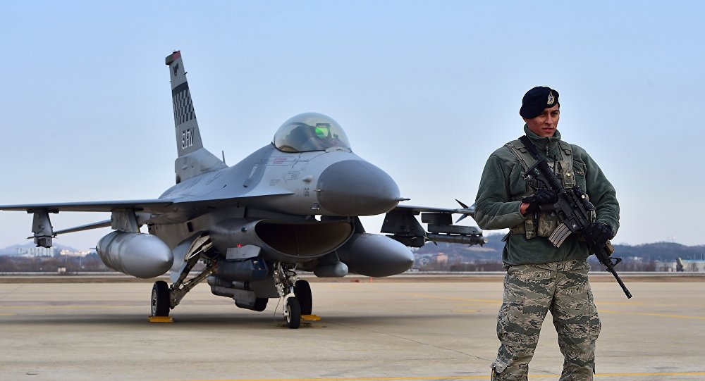 Soldado estadunidense em frente do caça F-16