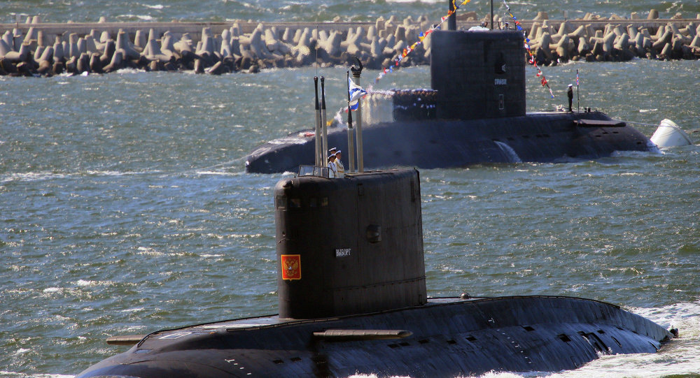 Submarino Vyborg (primeiro plano) e submarino Stary Oskol durante o ensaio da parada do Dia da Marinha russa.