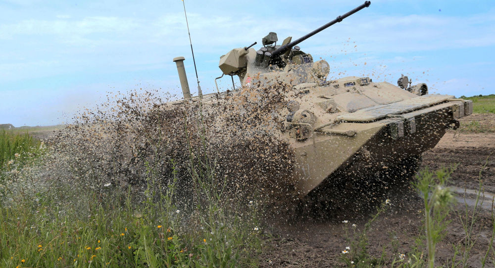 Blindado BTR-82A da infantaria naval das forças costeiras da Marinha da Rússia durante exercícios Derby Báltico-2015, na região de Kaliningrado