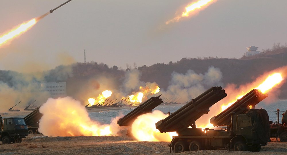 Lançadores múltiplos de foguetes vistos quando estavam disparando durante um treinamento em lugar desconhecido da Coreia do Norte.