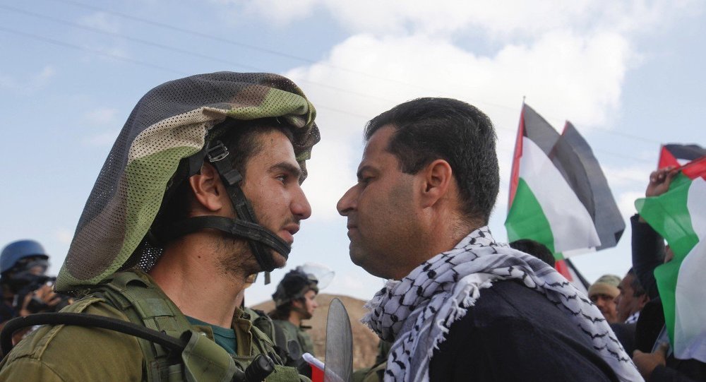 Soldado israelense disputa com um manifestante palestino