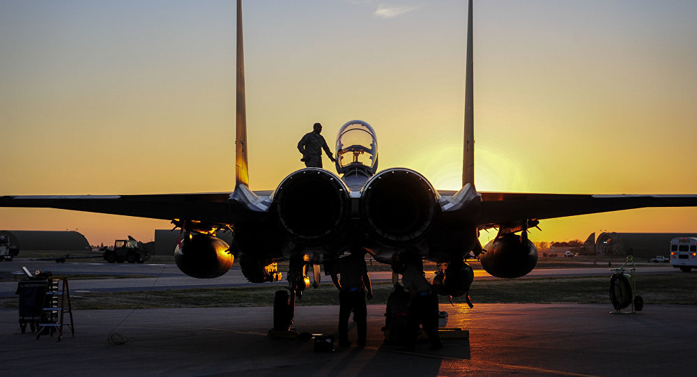 Caça F-15E Strike Eagle dos EUA na base aérea de Incirlik, Turquia