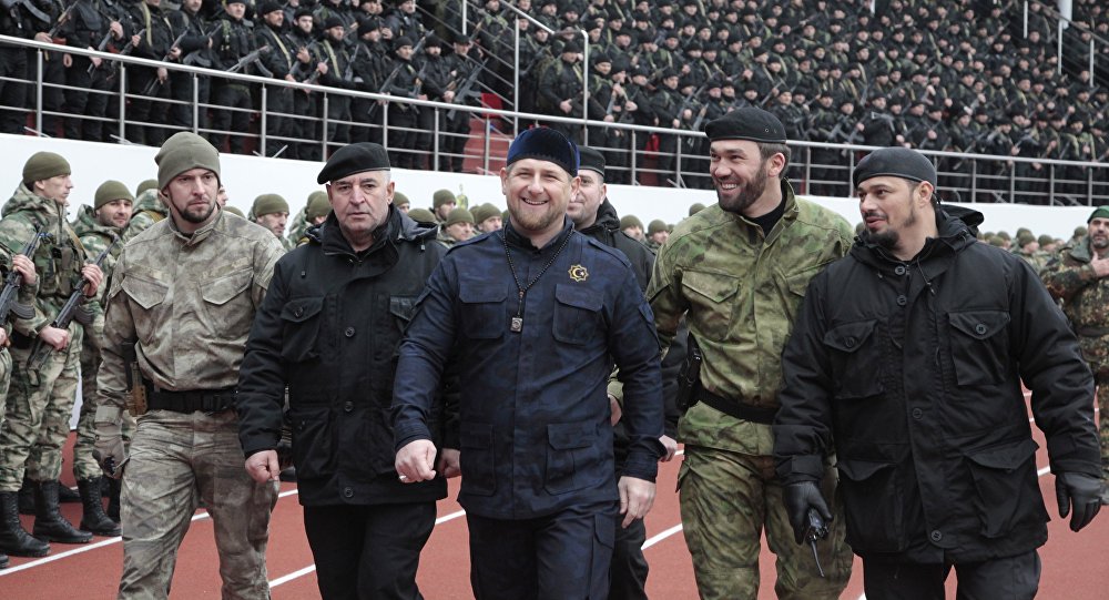 Líder da Chechênia Ramzan Kadyrov (centro) com os comandantes das Forças especiais