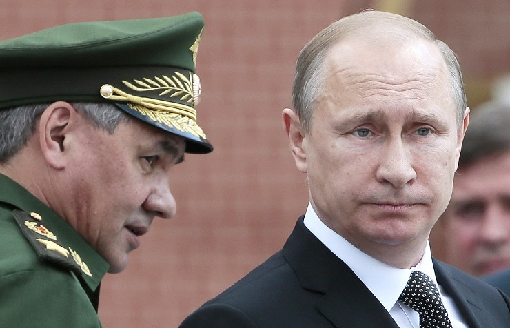 Sergey Shoigu (esquerda) e Vladimir Putin