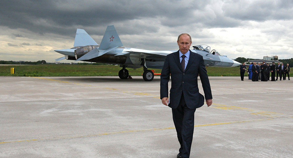 Presidente da Rússia Vladimir Putin assiste aos testes do caça T-50 (foto de arquivo)