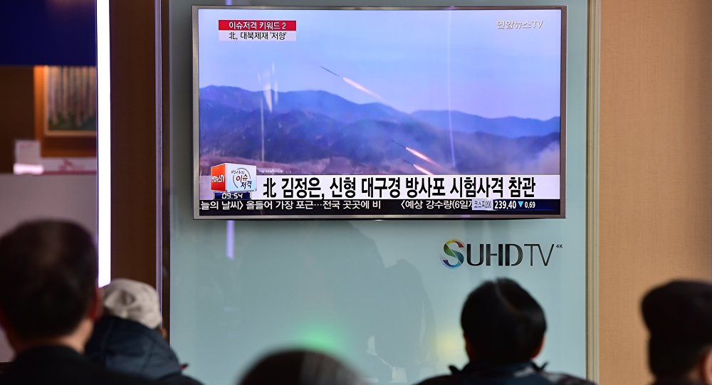 Sul-coreanos vêem programa de televisão que mostra lançamento de míssil realizado pela Coreia do Norte, Seul, Coreia do Sul, 4 de março de 2016