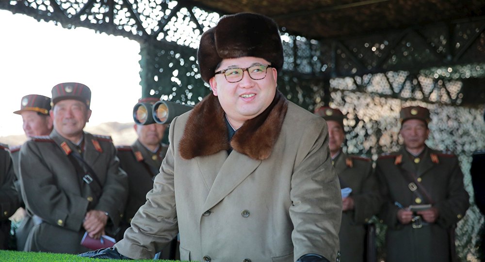 Líder norte-coreano, Kim Jong Un, observa realização de exercícios
