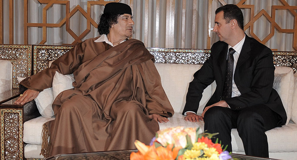 Líder líbio Muammar Kadhafi e o presidente sírio Bashar Assad durante o encontro no aeroporto de Damasco, Síria, 28 de março de 2008