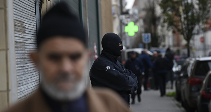 Policial belga na frente de um prédio em Bruxelas, durante operação antiterrorista