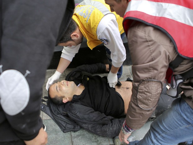 Homem é resgatado após atentado suicida no centro de Istambul, na Turquia, neste sábado (Foto: REUTERS/Kemal Aslan)