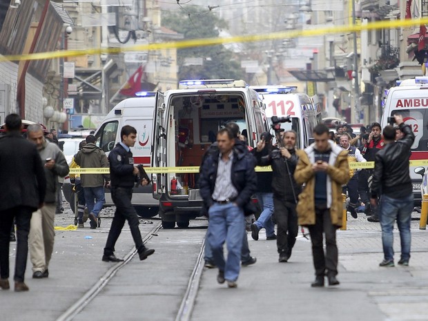 Polícia protege a área em que houve um atentado suicida no centro de Istambul, Turquia (Foto: REUTERS/Kemal Aslan)