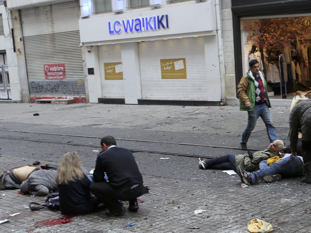 Vítimas são ajudadasapós um atentado suicida no centro de Istambul, na Turquia (Foto: REUTERS/Kemal Aslan)