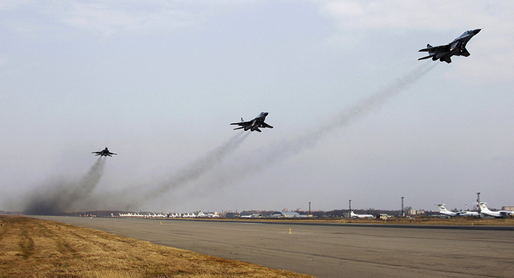 Ensaio de grupo de pilotagem para a Parada de Vitória de 2010 no aeródromo Chkalovsky, região de Moscou, Rússia