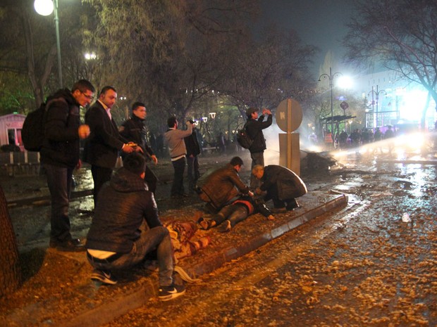 Pessoas ajudam feridos após atentado a bomba no centro de Ancara, Turquia, no dia 13 de março (Foto: Tumay Berkin/Reuters)