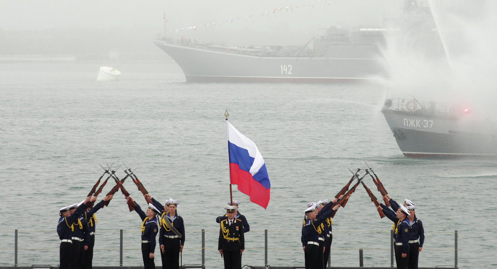 Efetivos da Marinha russo durante a celebração do  aniversário da Frota do mar Negro em Savastopol 