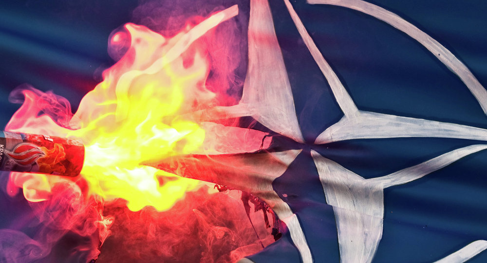 Bandeira da OTAN é queimada durante protestos na Rússia