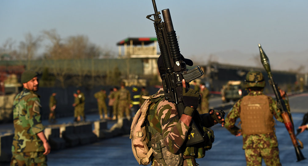 Forças de segurança do Afeganistão depois de um atentado em 27 de fevereiro
