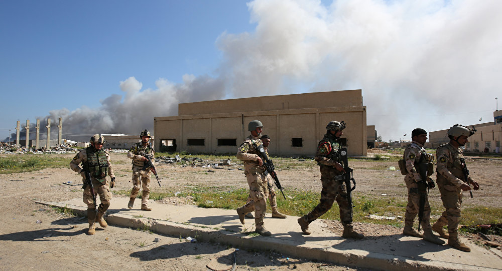 Soldados iraquianos patrulham o local do atentado que teve lugar ao oeste de Bagdá, Iraque, 29 de fevereiro de 2016