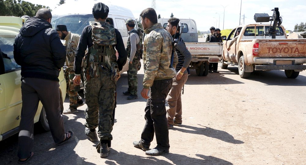 Militantes da Frente al-Nusra na entrada da cidade de Idlib