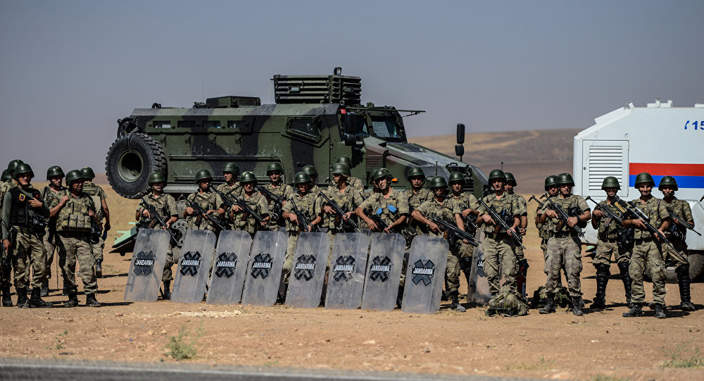 Soldados turcos perto da fronteira sírio-turca, Sanliurfa, Turquia, 4 de setembro de 2015